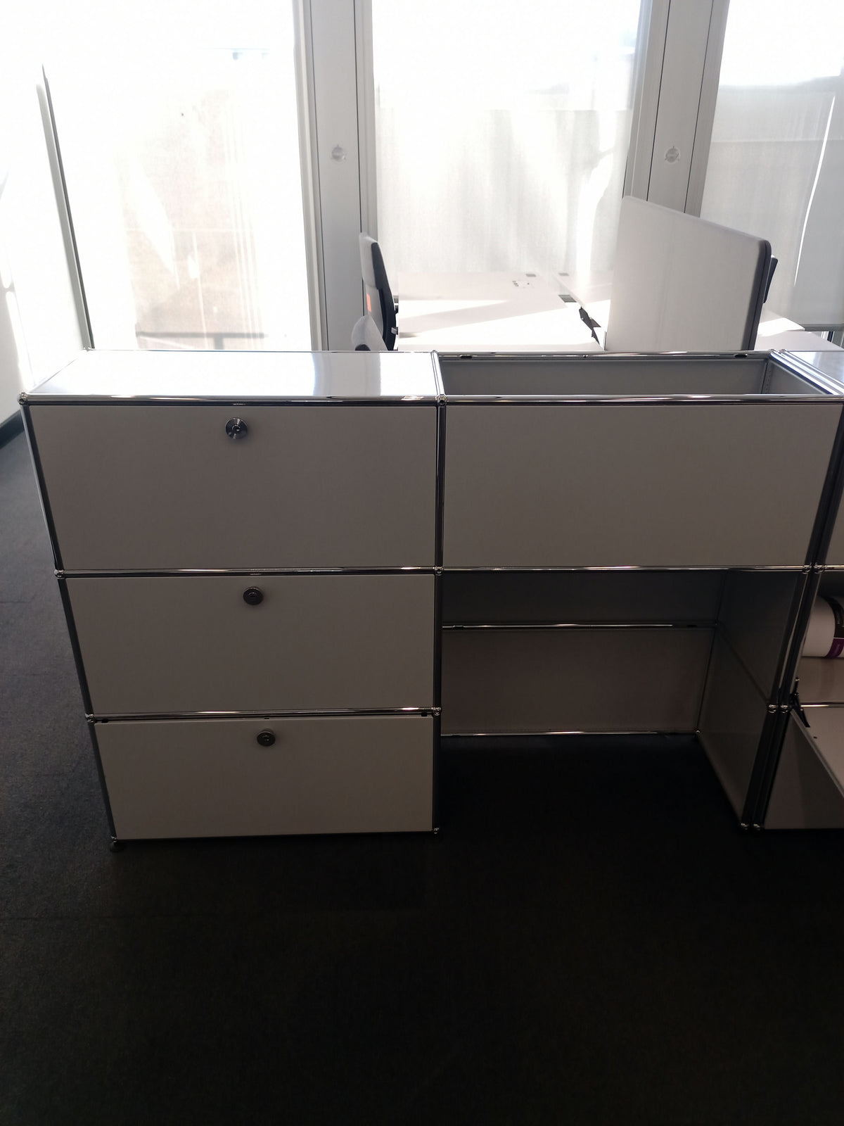 USM Haller Regal 2x3, Lichtgrau, 2 Klapptüren, 1 Ausziehtüre – geschlossen