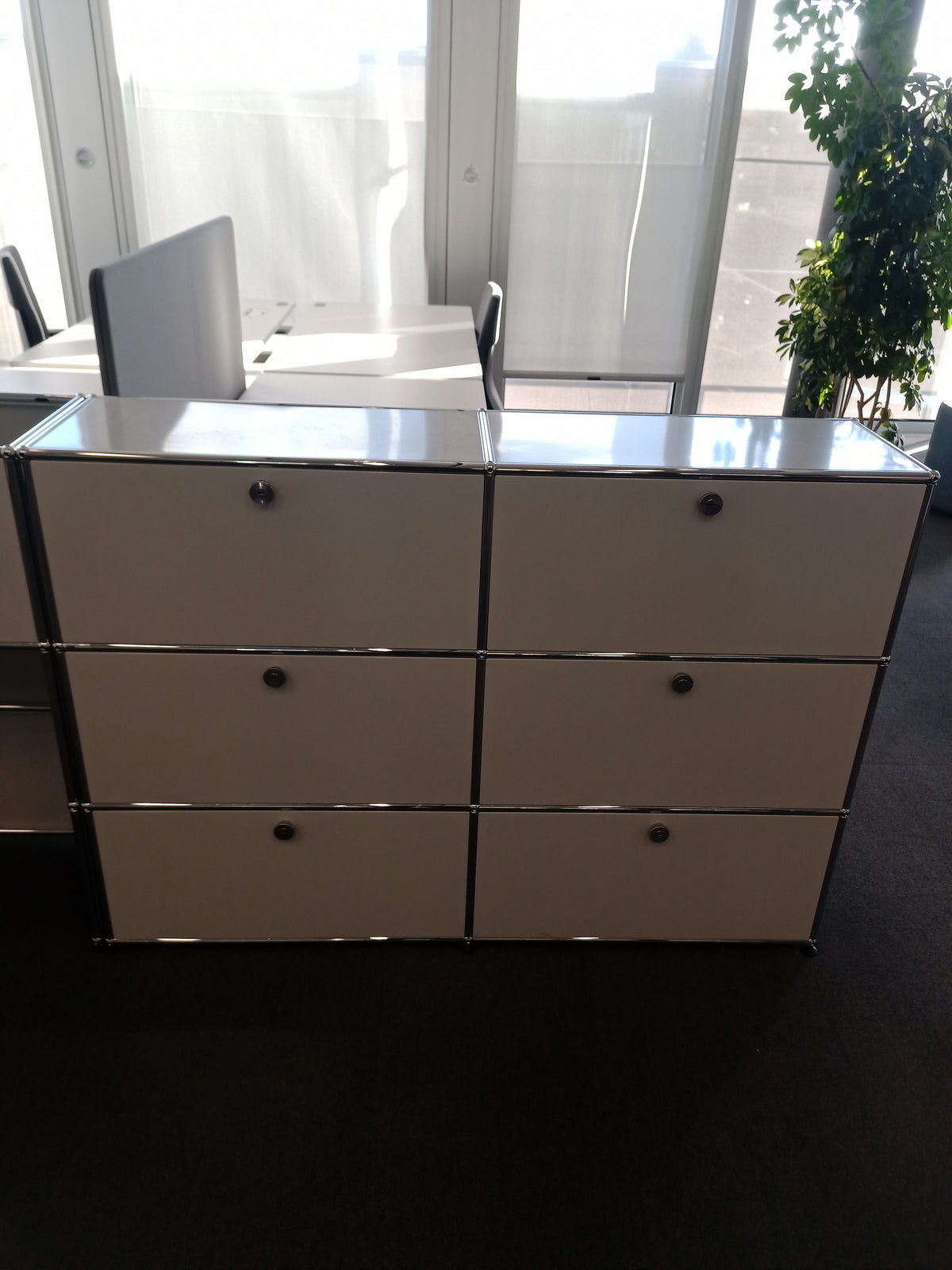 USM Haller Regal 2x3, Lichtgrau, 4 Klapptüren, 2 Ausziehtüren – geschlossen