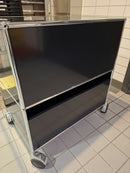 USM Haller Rollkorpus 1x2 Tiefe 50, Graphitschwarz, 2 Ausziehtablare, mit Stossbügel – offen