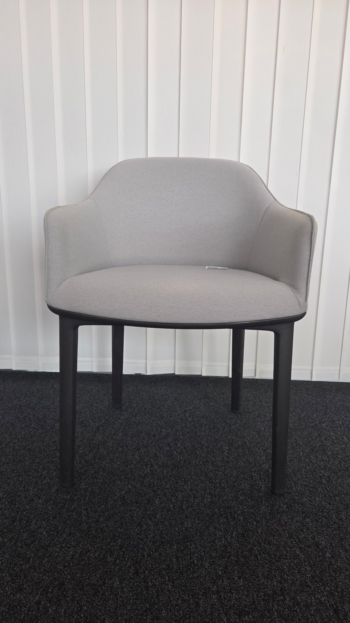 Vitra Softshell Chair Konferenzstuhl, Stoff Hellgrau, Vierbein Schwarz