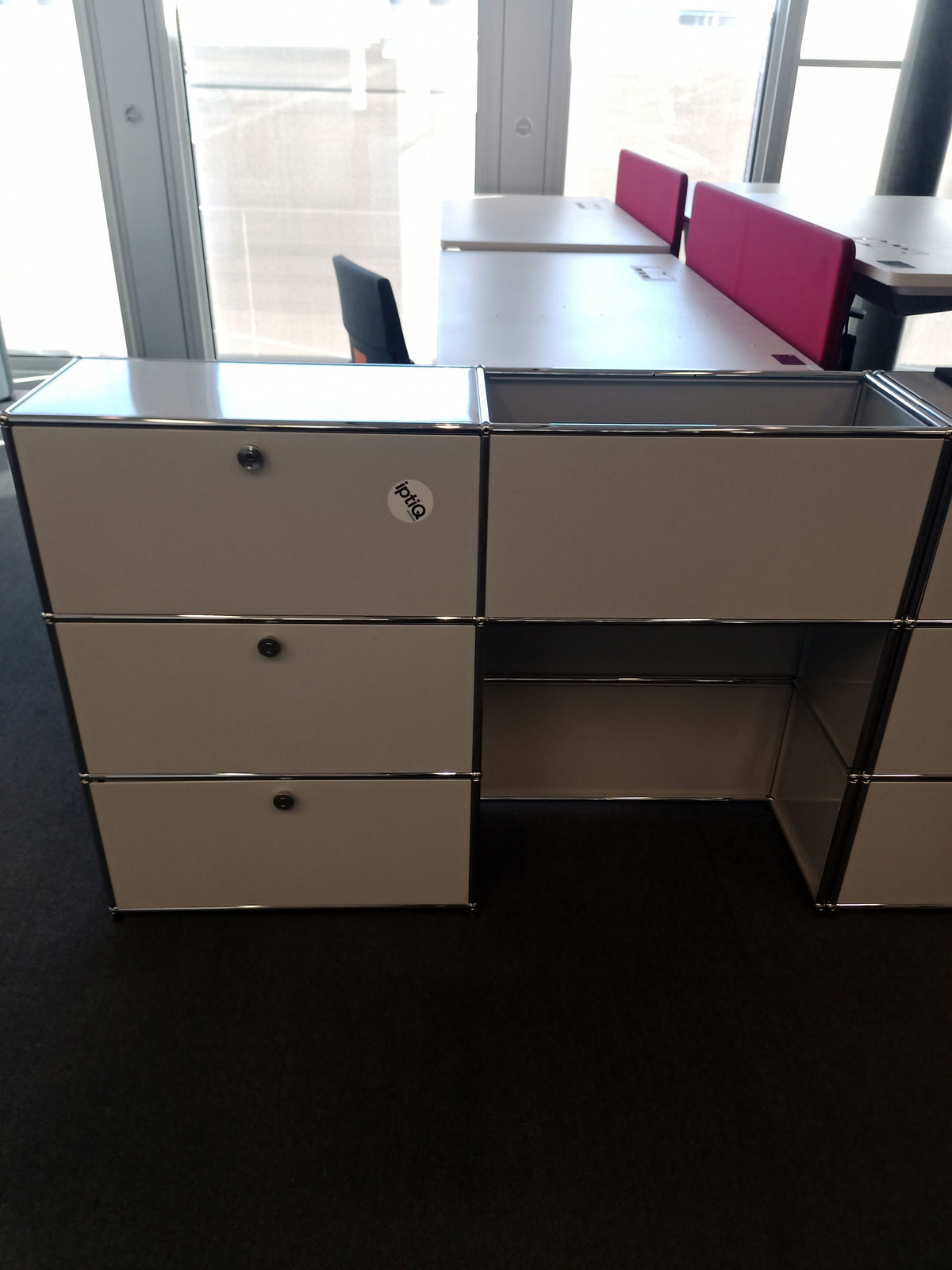 USM Haller Regal 2x3, Lichtgrau, 2 Klapptüren, 1 Ausziehtüre – geschlossen