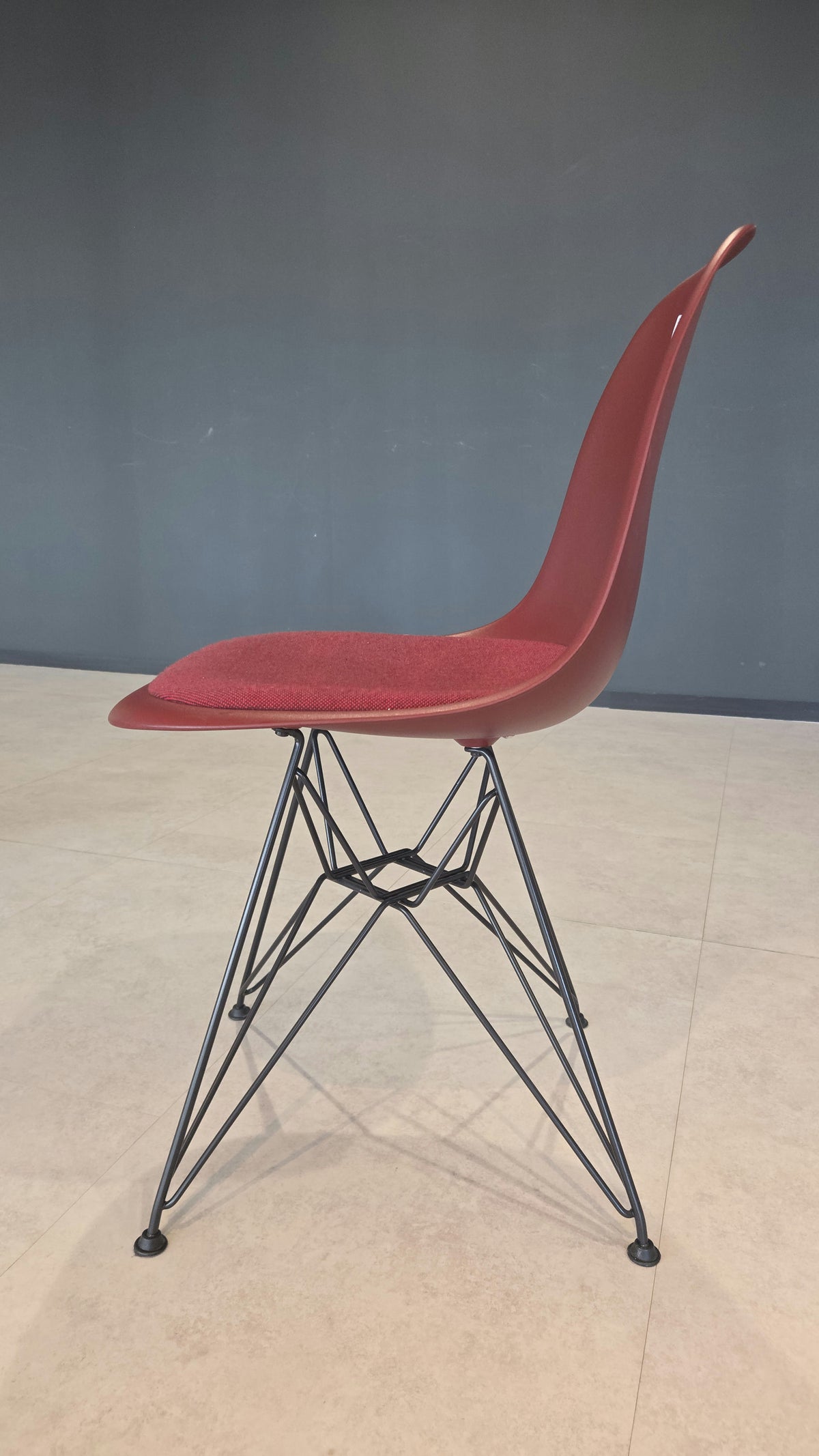 Vitra Eames DSR Stuhl, Oxidrot/Rot – leicht gebraucht