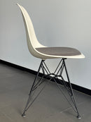 Vitra Eames DSR Stuhl, Creme/Orange – leicht gebraucht