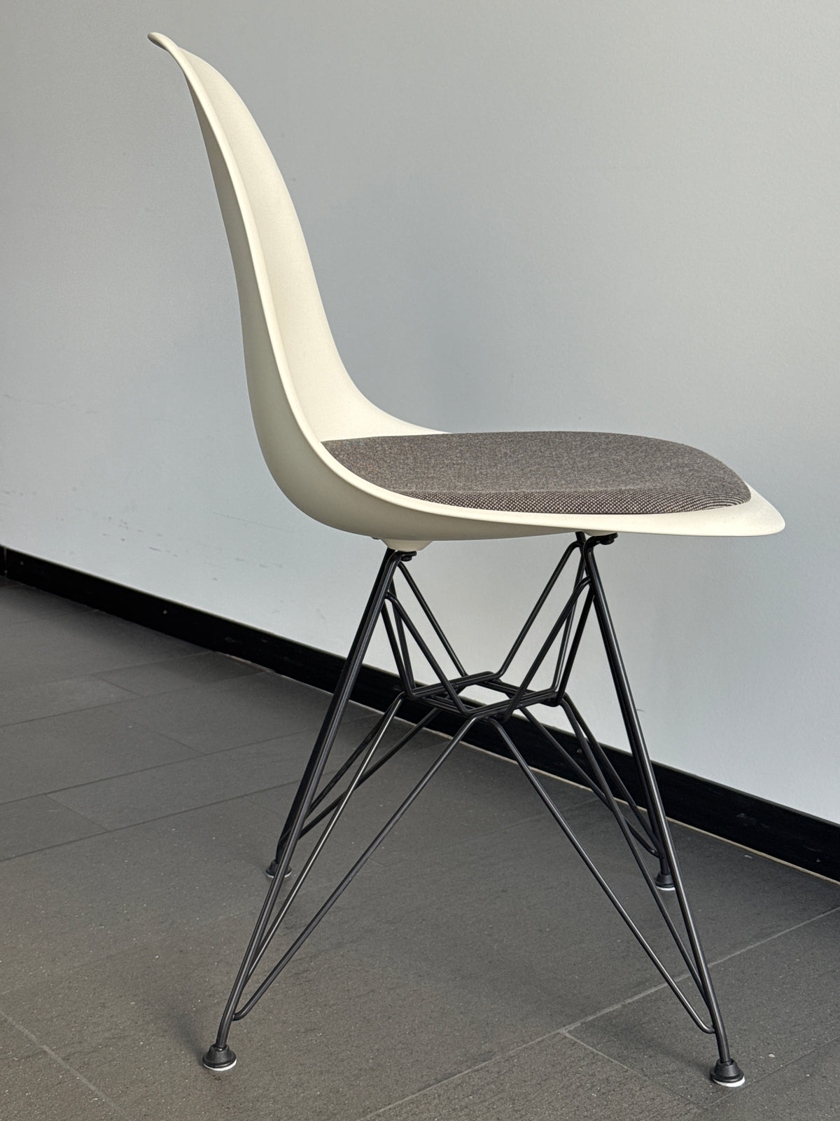 Vitra Eames DSR Stuhl, Creme/Orange – leicht gebraucht