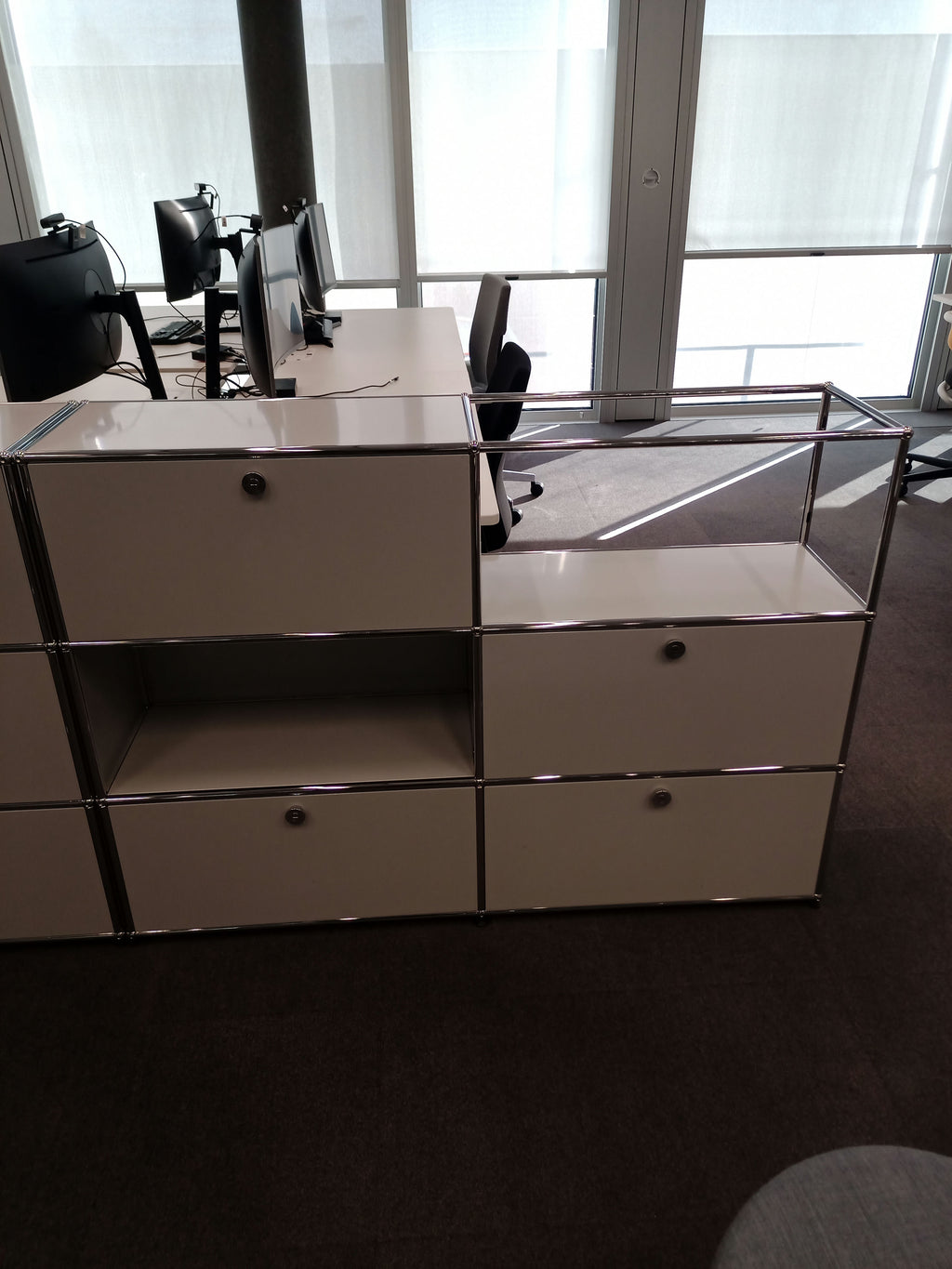 USM Haller Regal 2x3, Lichtgrau, Klapptüre, Ausziehtüre, Glaselement