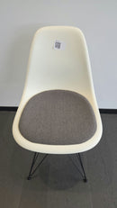Vitra Eames Plastic Side Chair DSR, Eisgrau mit Sitzpolster Graublau