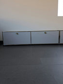 USM Haller Regal 2x1, Lichtgrau, 2 Ausziehtüren – geschlossen