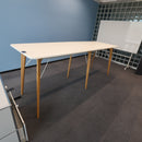 Bene Timba Stehtisch, Weiss, Beine Eiche, 280 × 90 cm