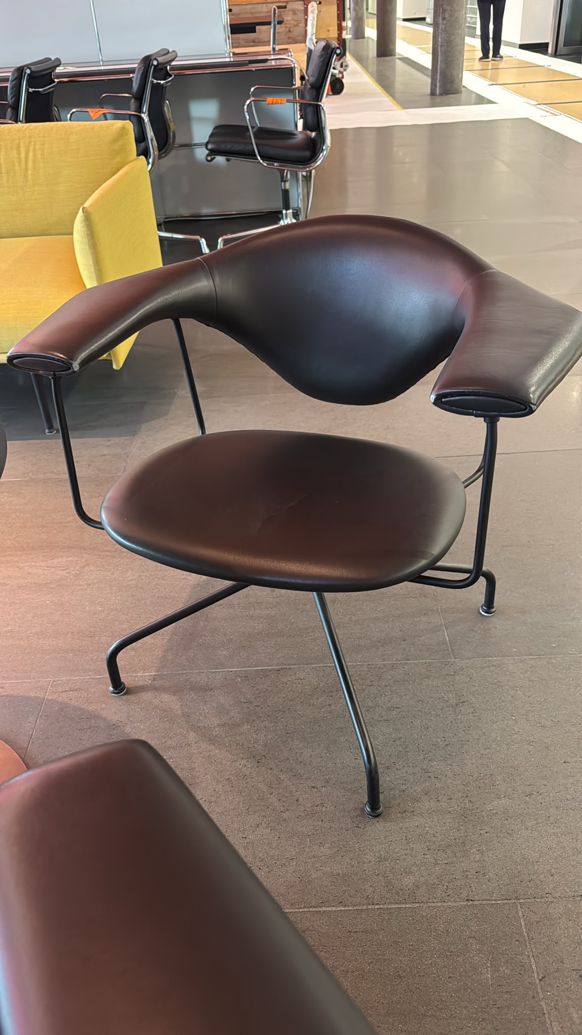 Gubi Masculo Meeting Chair mit Armlehnen, Leder Schwarz