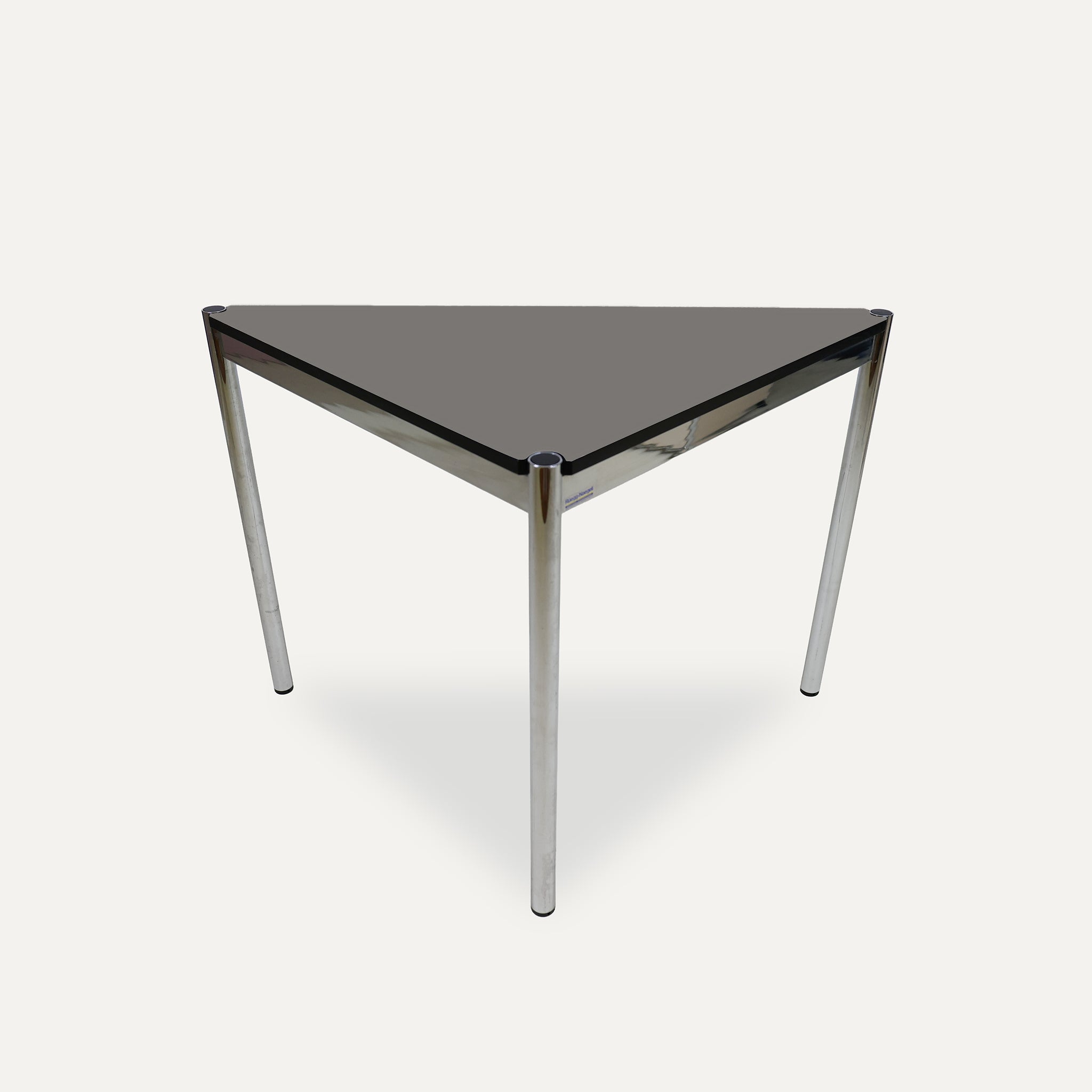 USM Haller Tisch dreieckig Fenix Grigio Londra