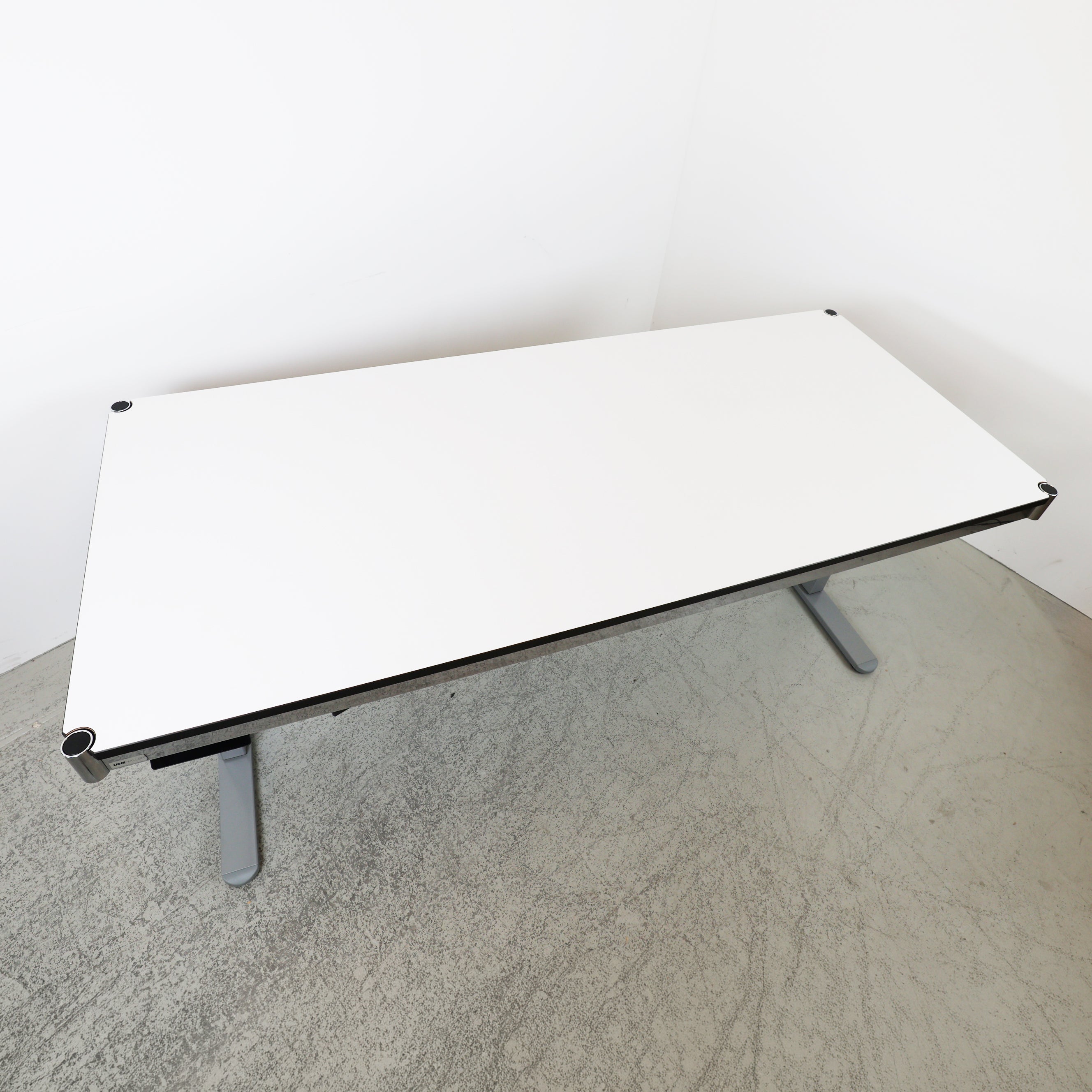USM Haller Schreibtisch Perlgrau – Elektrisch Höhenverstellbar (Sitz-Steh-Tisch)