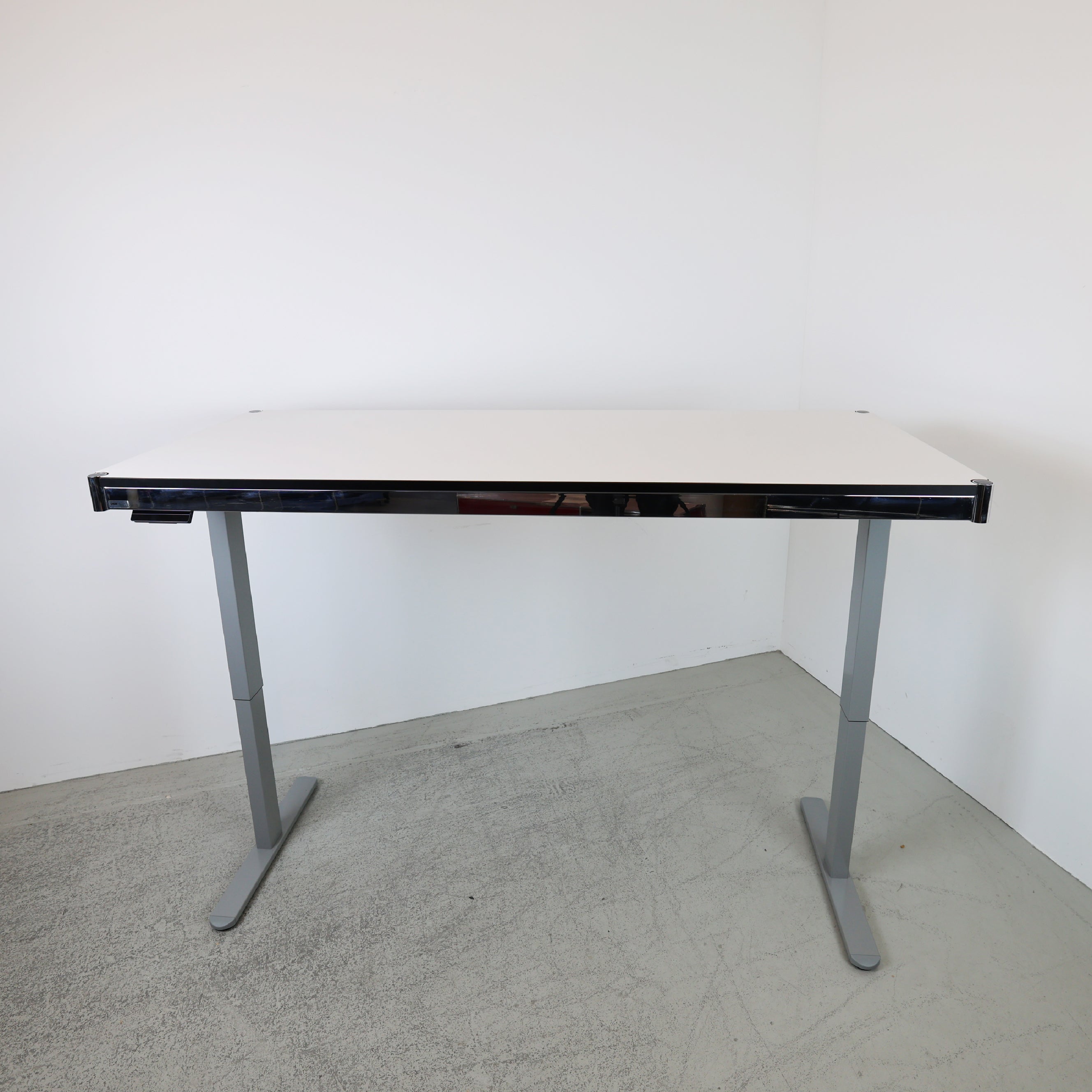 USM Haller Schreibtisch Perlgrau – Elektrisch Höhenverstellbar (Sitz-Steh-Tisch)