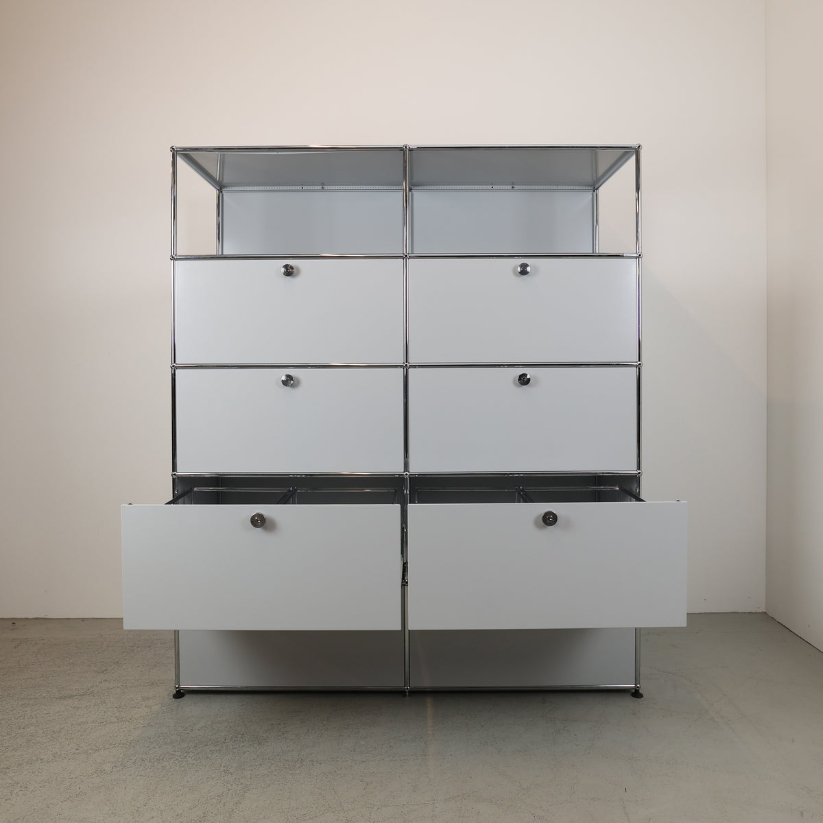 USM Haller Highboard Lichtgrau 2x5, 50cm tief mit Schubladen und Klapp – Büroauflösung.ch