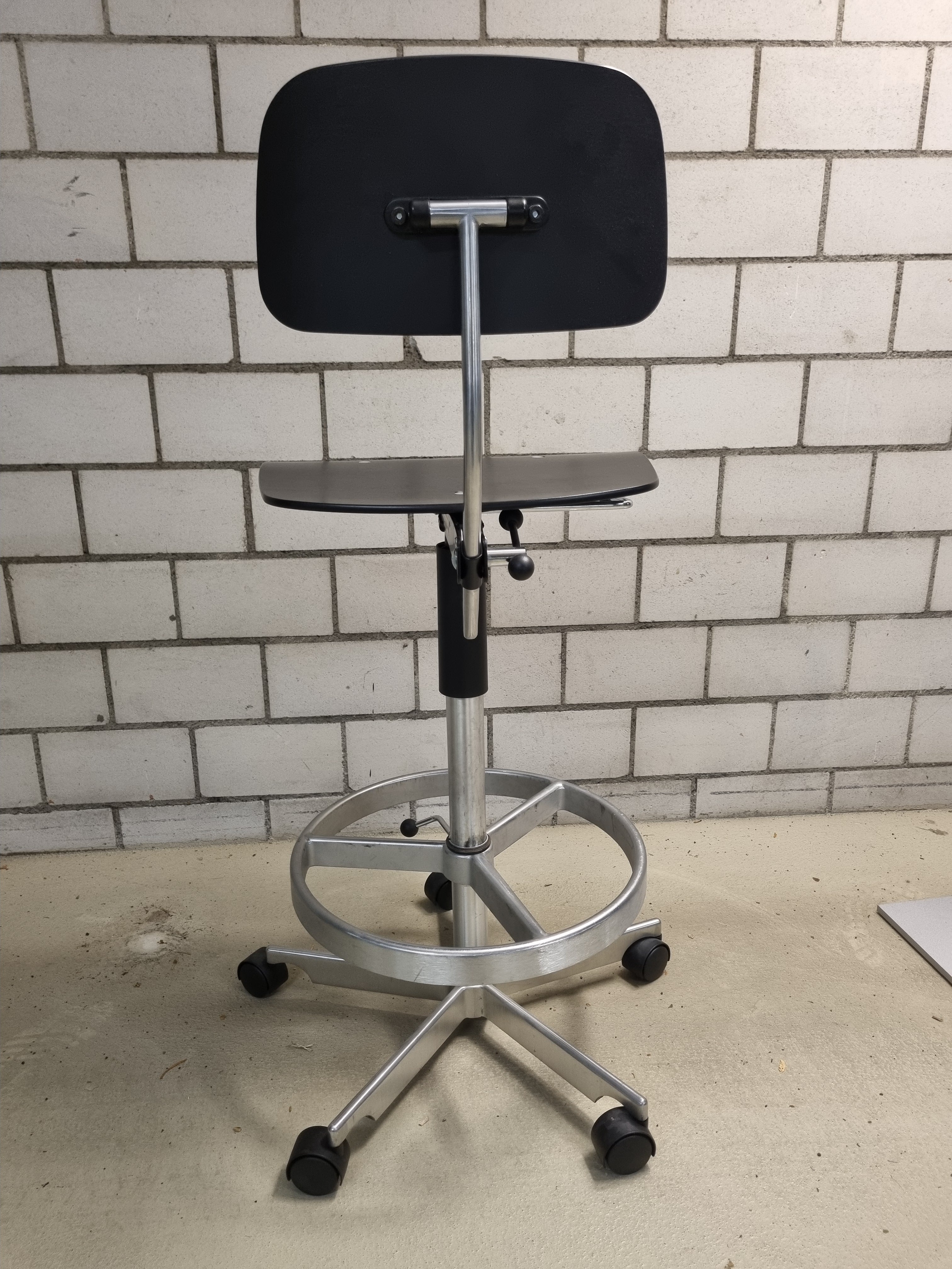 Engelbrechts KEVI 2533 Drehhocker Schwarz mit Lehne