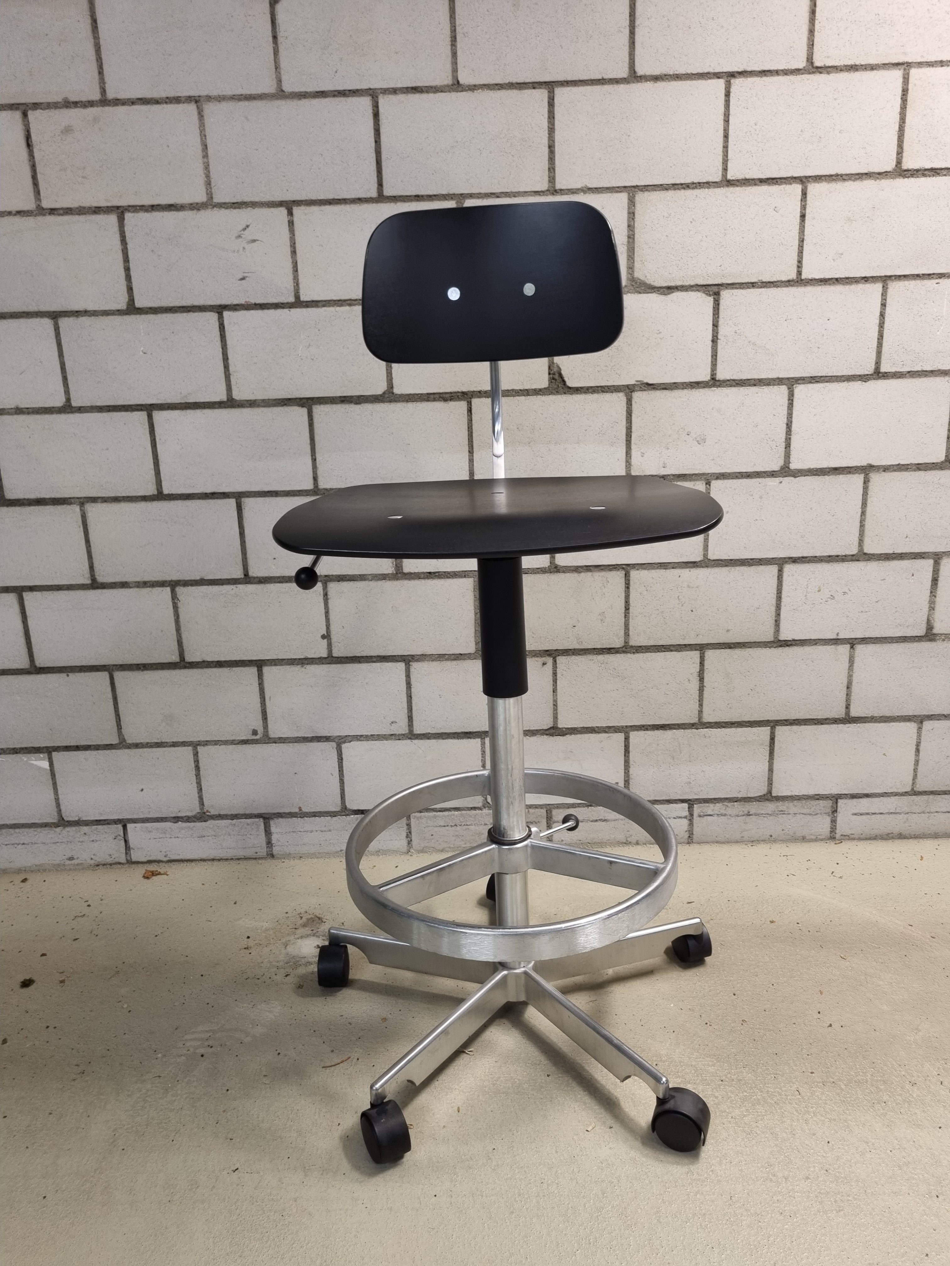 Engelbrechts KEVI 2533 Drehhocker Schwarz mit Lehne