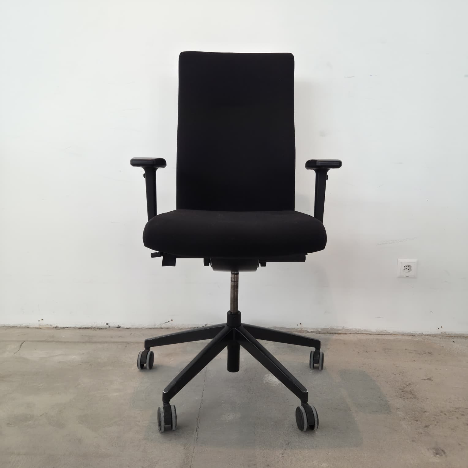 Züco Cubo Drehsessel | Schweizer Design-Bürostuhl mit hoher Lehne Schwarz