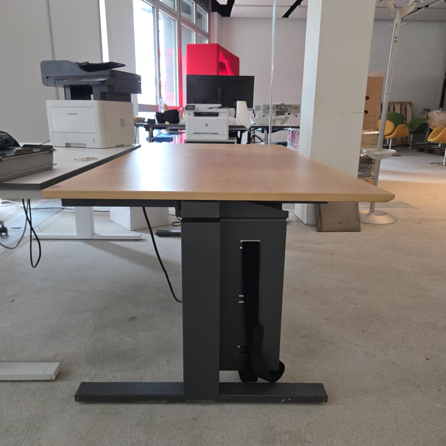 Lista Office LO Schreibtisch elektrisch höhenverstellbar – Schweizer Designklassiker Holz