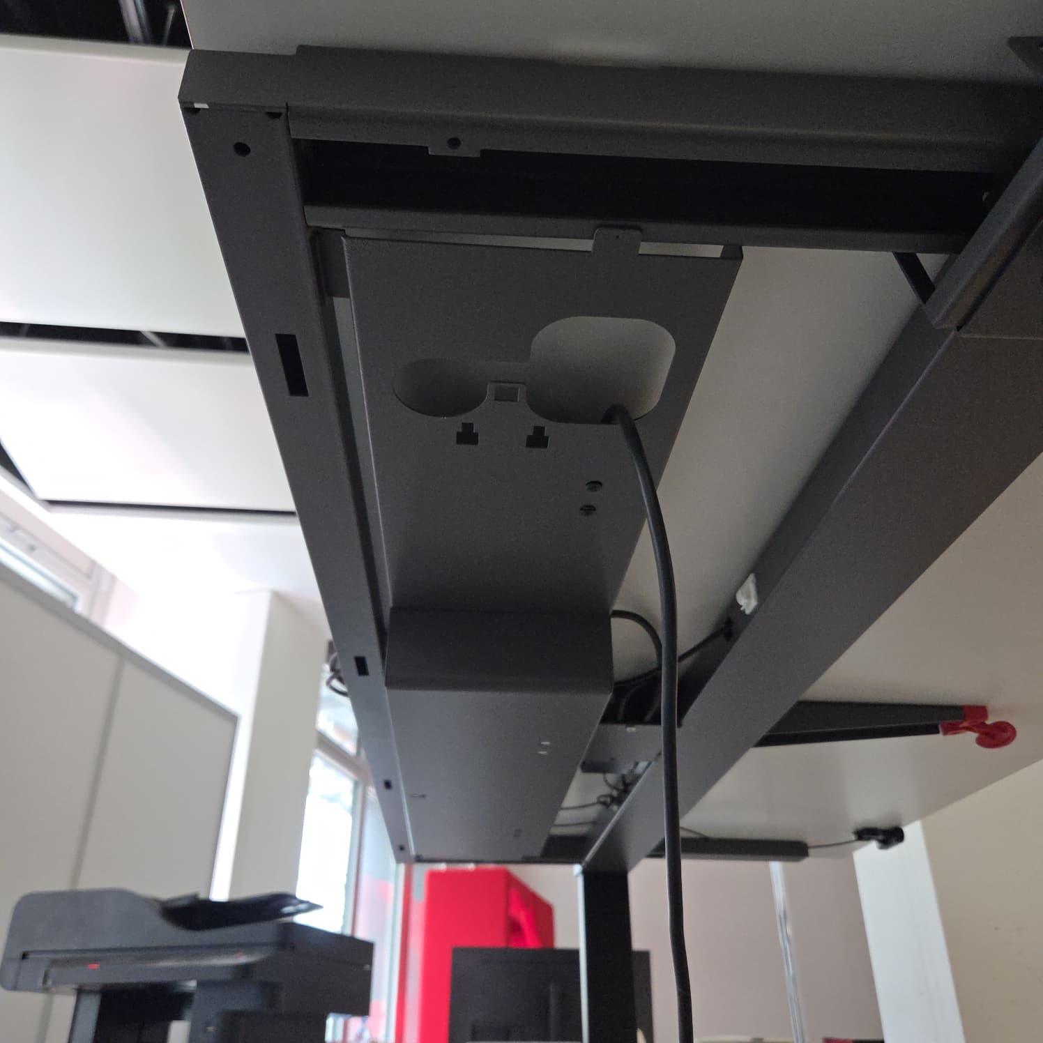 Lista Office LO Schreibtisch elektrisch höhenverstellbar – Schweizer Designklassiker Holz