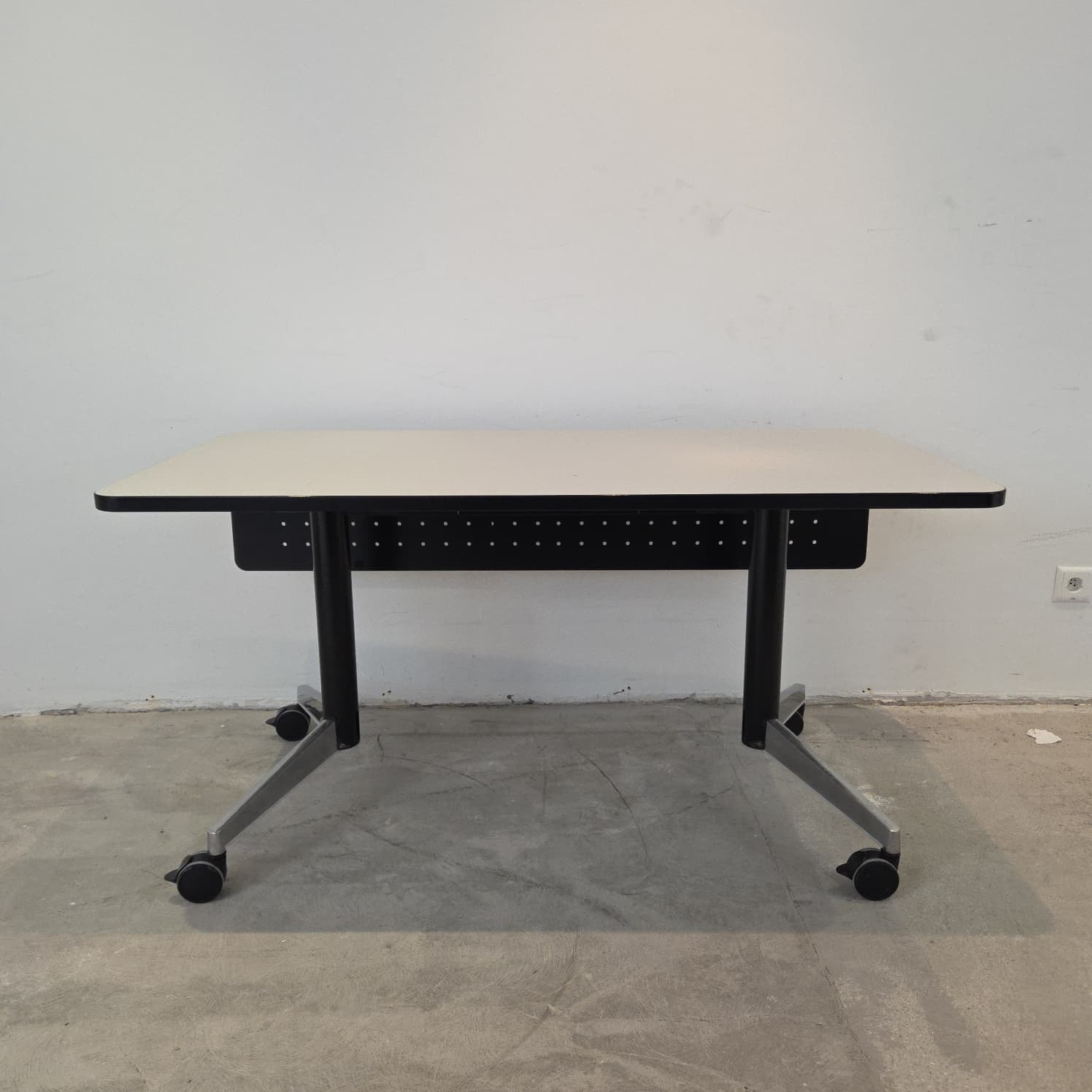 Werndl (Steelcase) FlipTop Klapptisch – Rollbar & Platzsparend – 140x70cm