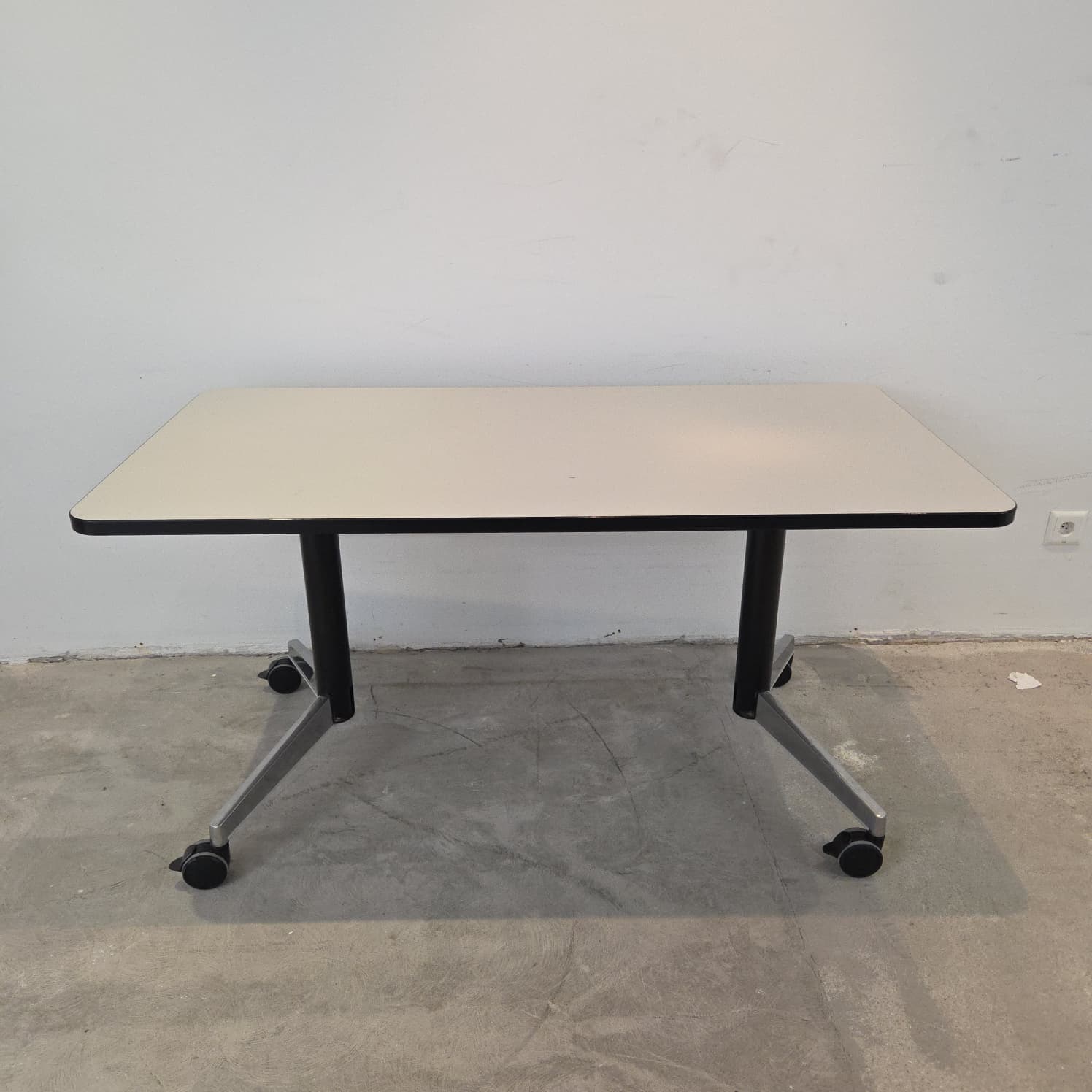 Werndl (Steelcase) FlipTop Klapptisch – Rollbar & Platzsparend – 140x70cm