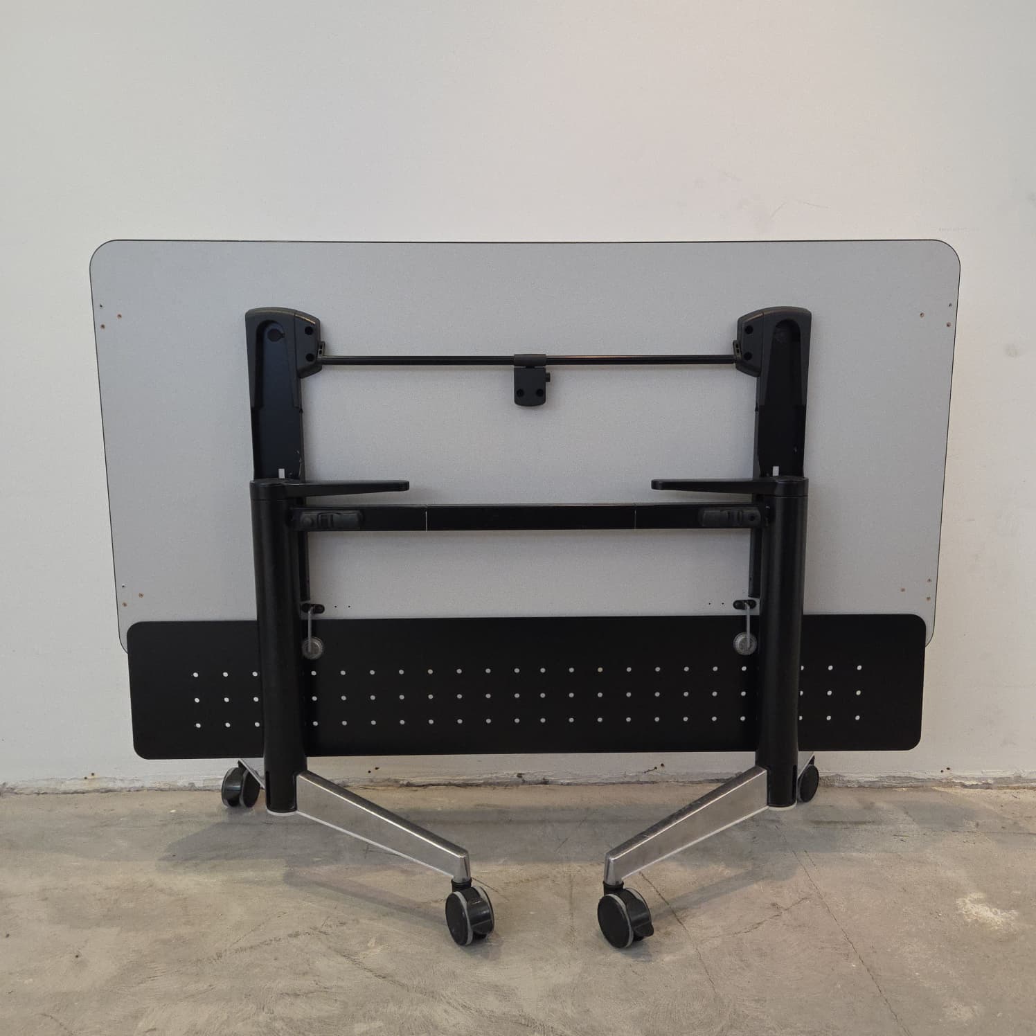 Werndl (Steelcase) FlipTop Klapptisch – Rollbar & Platzsparend – 140x70cm