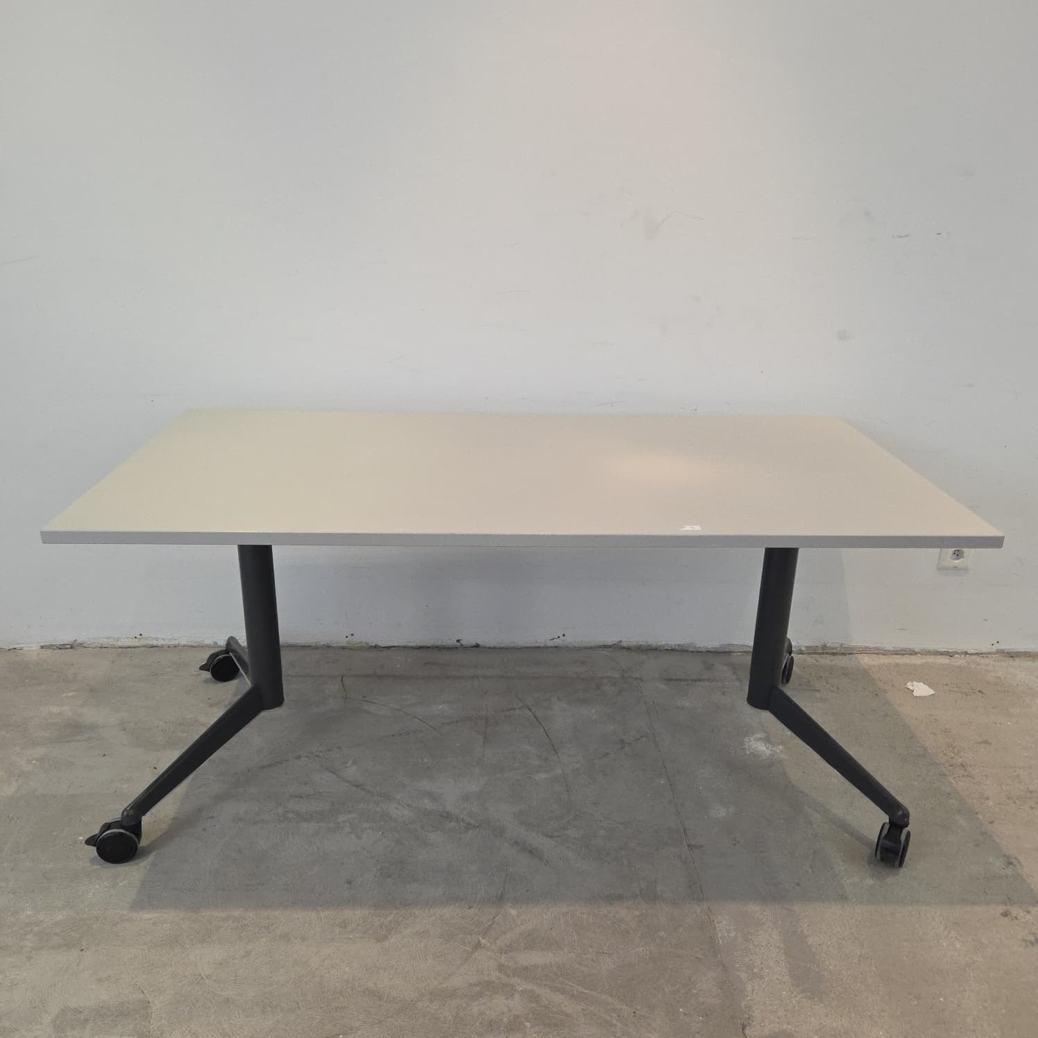 Werndl (Steelcase) FlipTop Klapptisch – Flexibler Design-Bürotisch auf Rollen (160 x 80 cm)