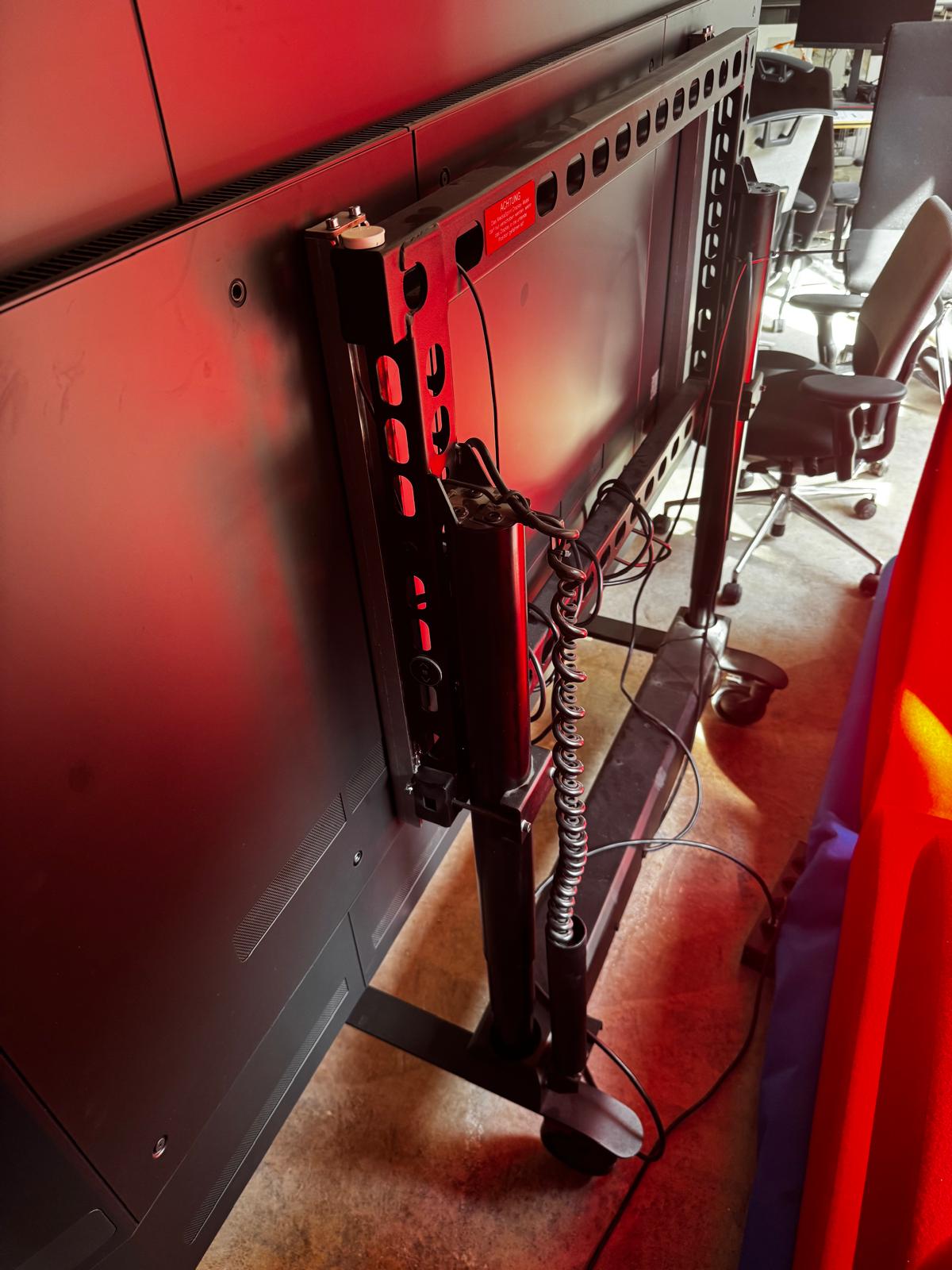 Microsoft Surface Hub 1596 84" Interaktives Whiteboard LIM 3840x2160 Pixel 4K | Intel Core i7 vierte Generation | Nvidia Quadro K2200 | SSD 128 GB | Ram 8 GB | Windows 10 Pro |