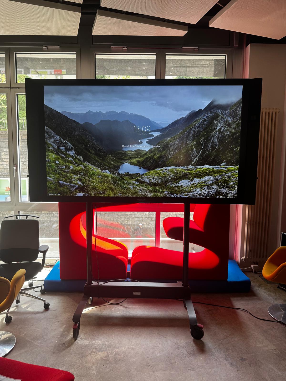 Microsoft Surface Hub 1596 84" Interaktives Whiteboard LIM 3840x2160 Pixel 4K | Intel Core i7 vierte Generation | Nvidia Quadro K2200 | SSD 128 GB | Ram 8 GB | Windows 10 Pro |