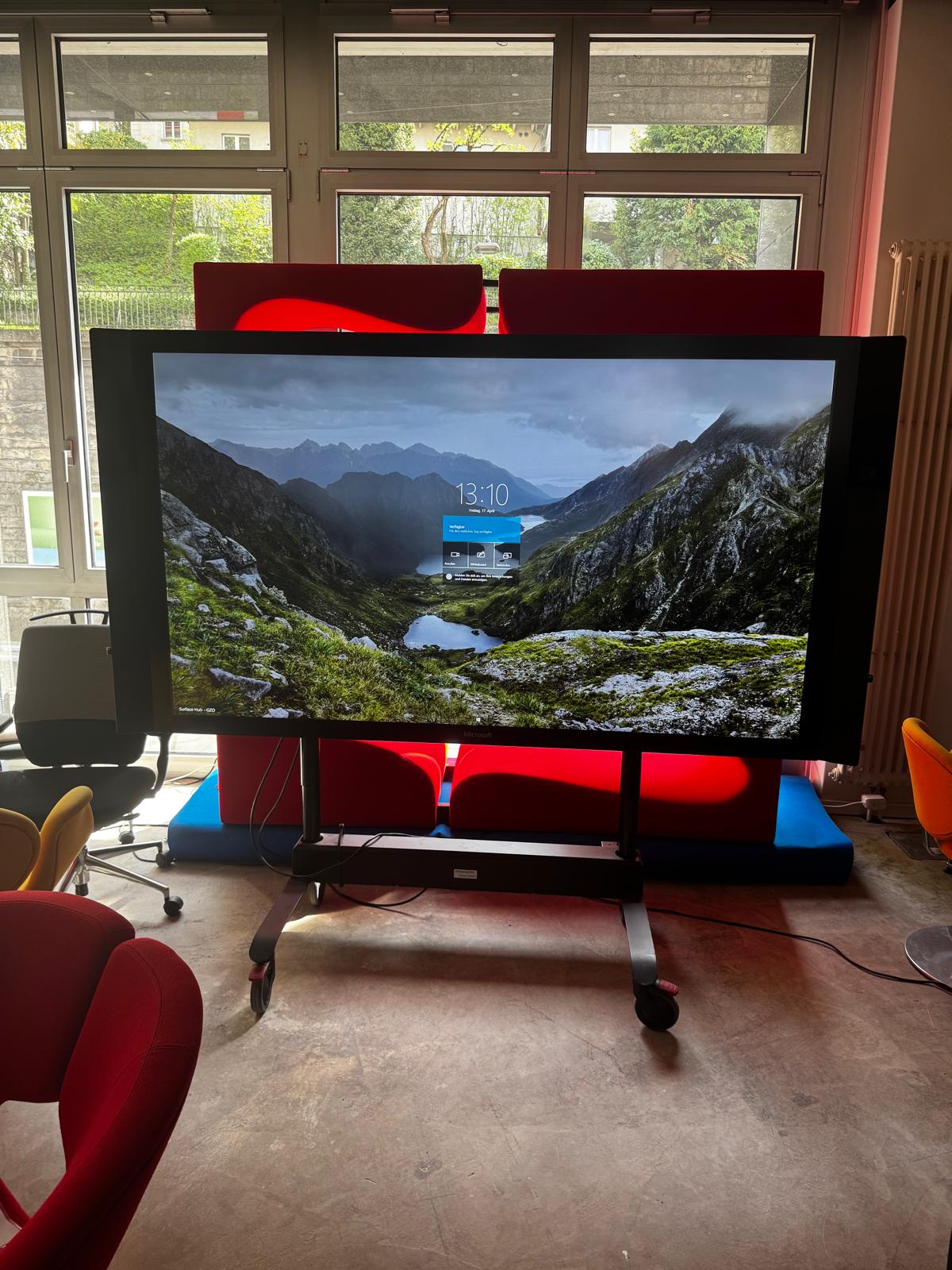 Microsoft Surface Hub 1596 84" Interaktives Whiteboard LIM 3840x2160 Pixel 4K | Intel Core i7 vierte Generation | Nvidia Quadro K2200 | SSD 128 GB | Ram 8 GB | Windows 10 Pro |