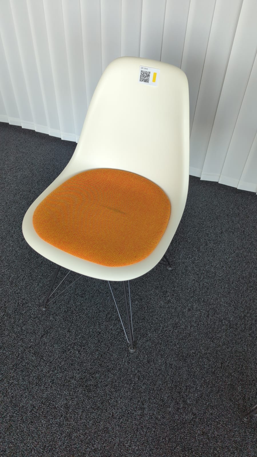 Vitra Eames Plastic Chair DSR, Creme, Polster Orange