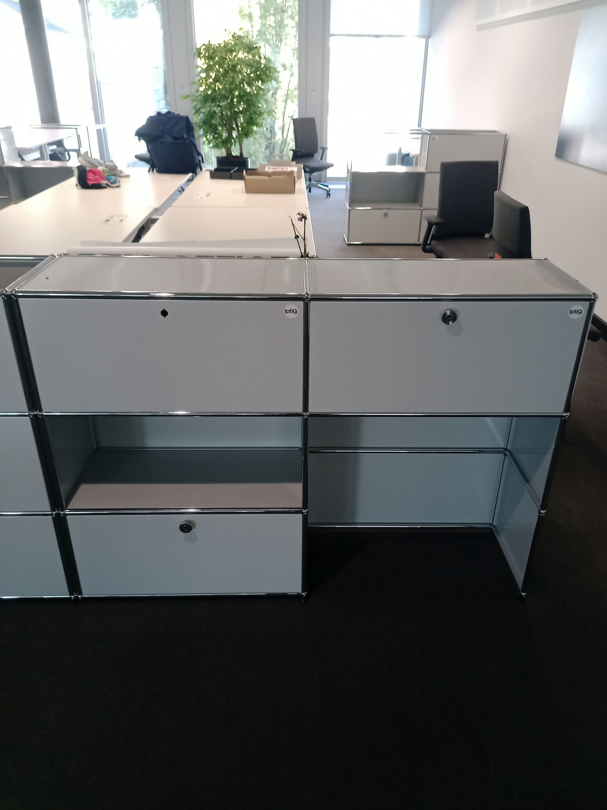 USM Haller Regal 2x3, Lichtgrau, 2 Klapptüren, 1 Ausziehtüre – geschlossen