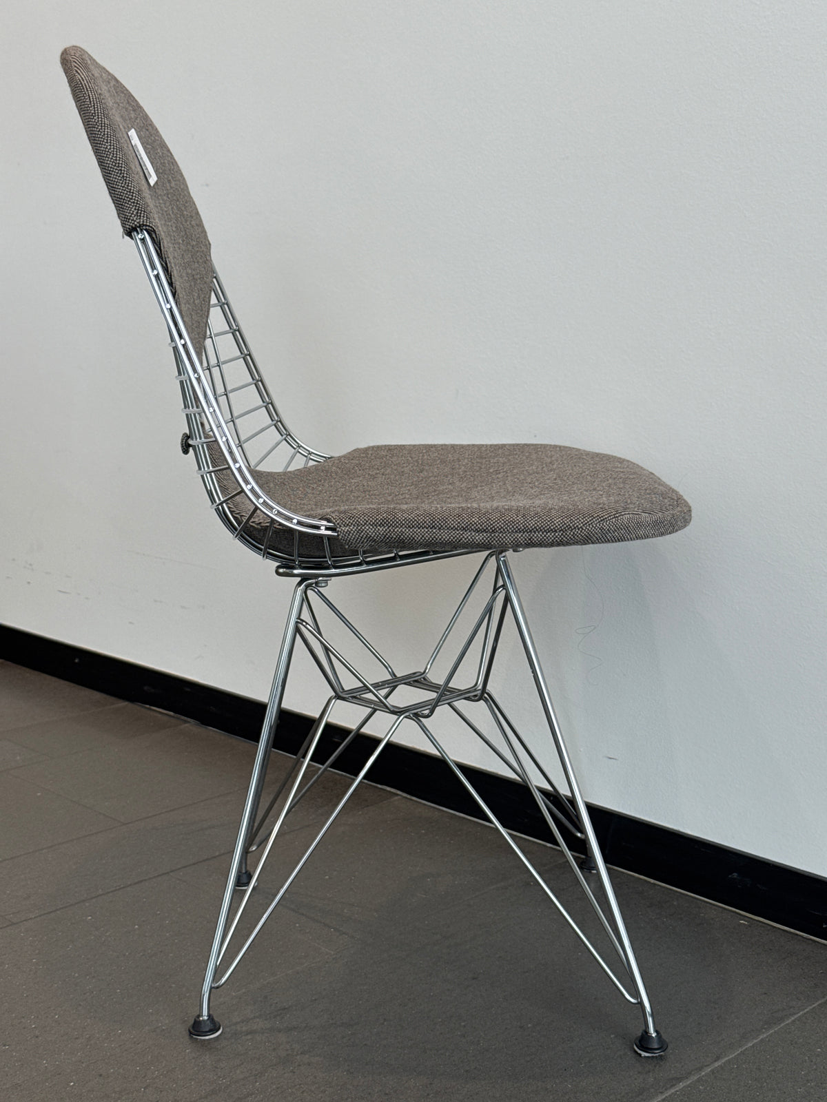 Vitra Eames Wire Chair DKR, Chrom mit Sitzkissen Grau
