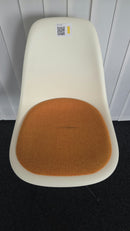 Vitra Eames DSR Stuhl, Creme/Orange – leicht gebraucht