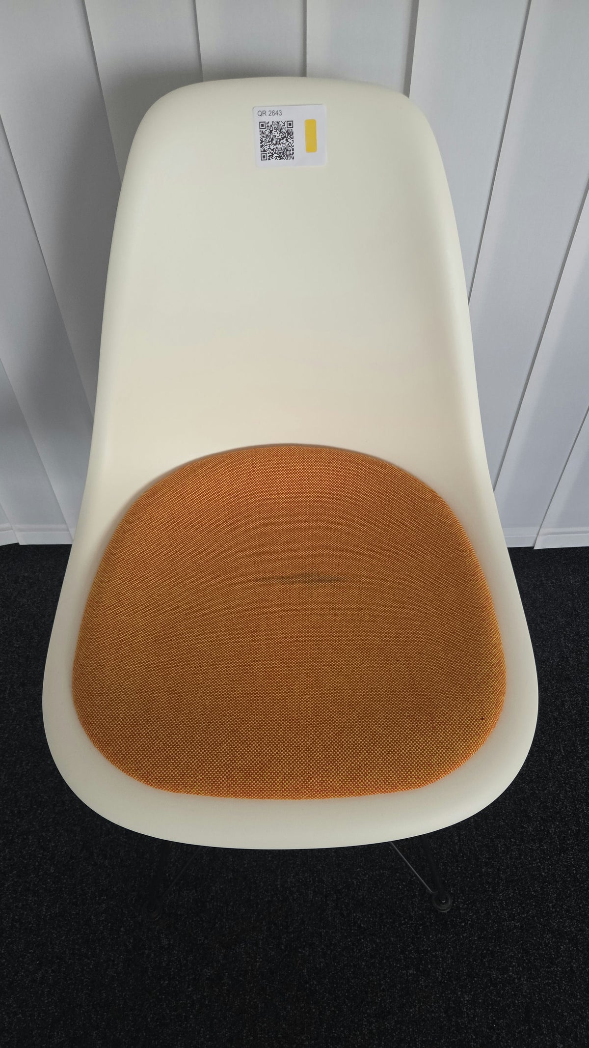 Vitra Eames DSR Stuhl, Creme/Orange – leicht gebraucht