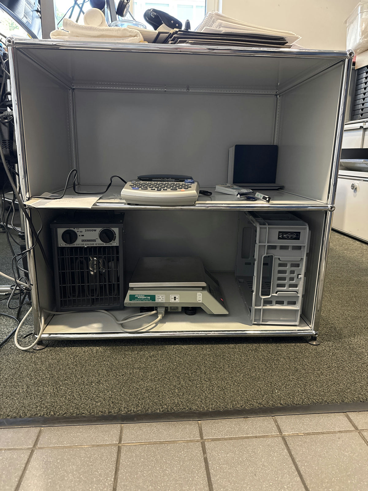 USM Haller Regal 1x2 Tiefe 50, Lichtgrau, offen – geschlossen