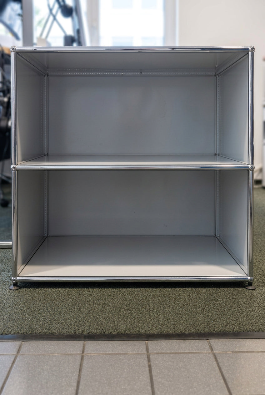 USM Haller Regal 1x2 Tiefe 50, Lichtgrau, offen – geschlossen