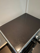 USM Haller Regal 1x2 (50 cm breit), Graphitschwarz, Klapptüre, Ausziehtüre, Ausziehtablar – offen