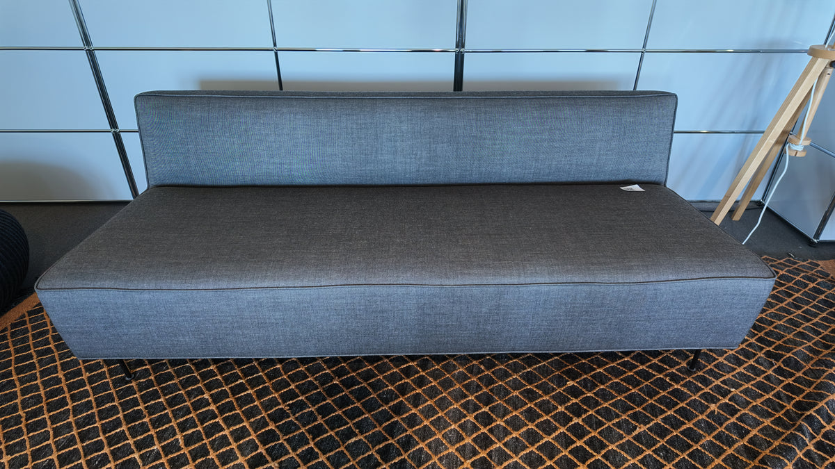 Gubi Modern Line Sofa, Stoff Grau, Gestell Chrom, 180 cm