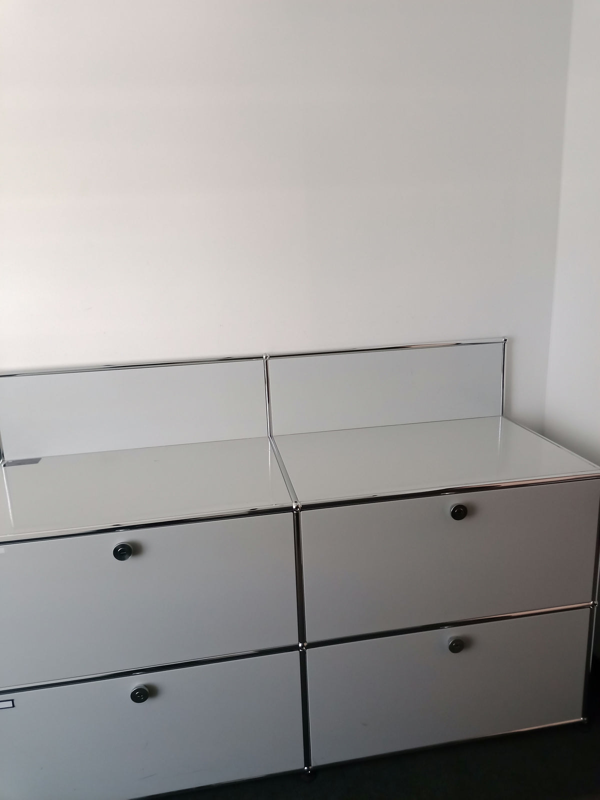 USM Haller Regal 2x2 Tiefe 50, Lichtgrau, 2 Klapptüren, 2 Ausziehtüren – geschlossen