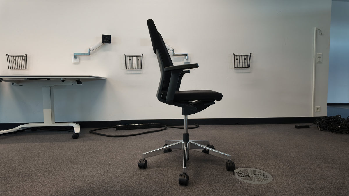 Wilkhahn Neos Bürodrehstuhl mit Armlehnen, Stoff Schwarz