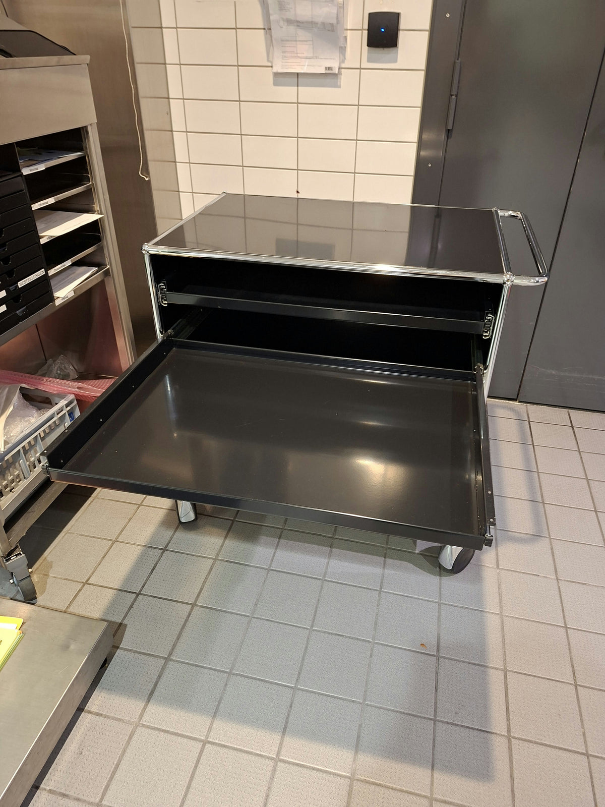 USM Haller Rollkorpus 1x2 Tiefe 50, Graphitschwarz, 2 Ausziehtablare, mit Stossbügel – offen