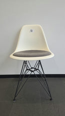 Vitra Eames Plastic Side Chair DSR, Eisgrau mit Sitzpolster Graublau
