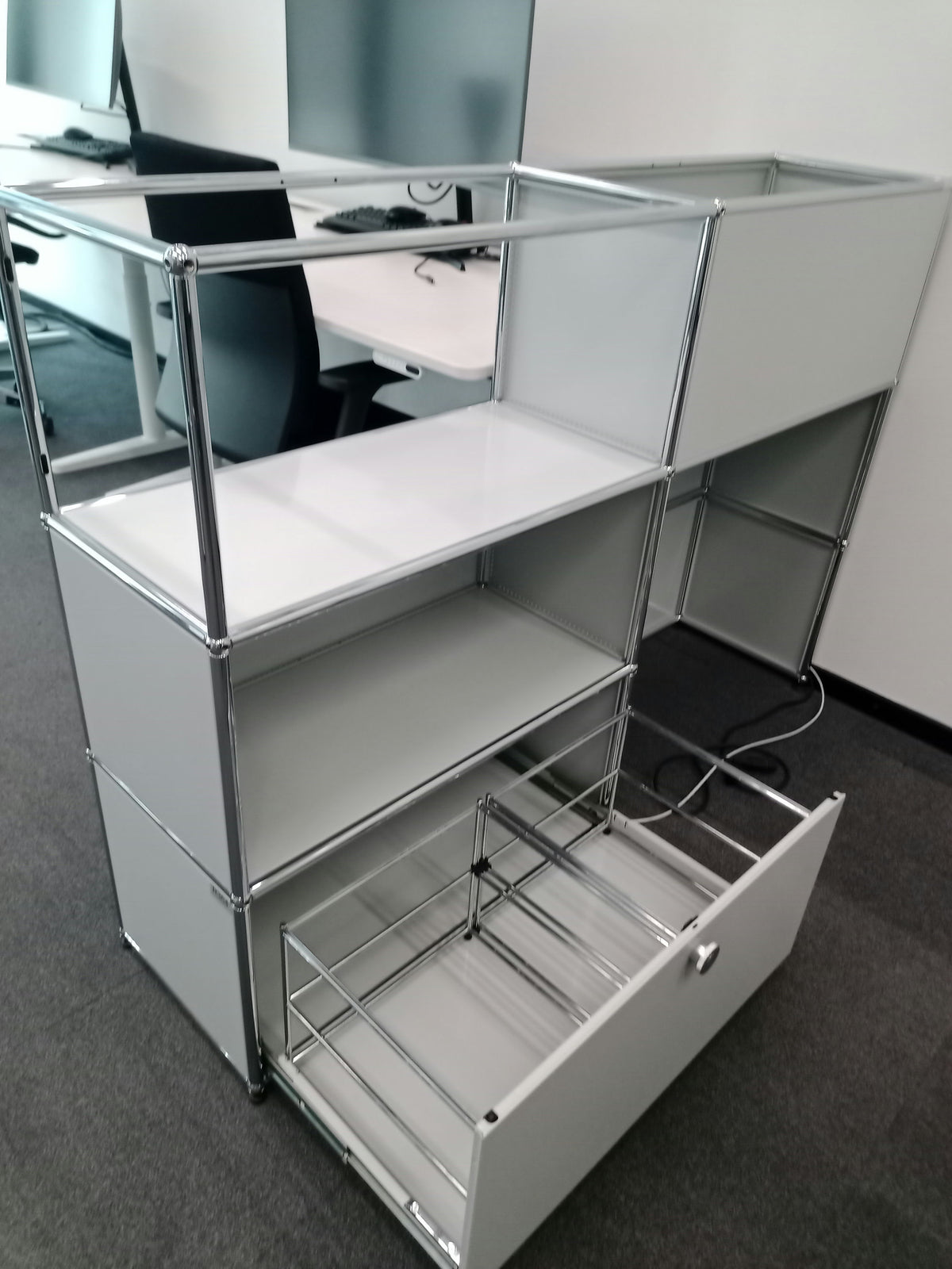 USM Haller Regal 2x3, Lichtgrau, 1 Ausziehtüre – offen