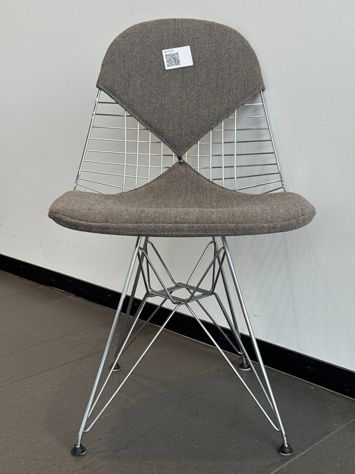 Vitra Eames Wire Chair DKR, Chrom mit Sitzkissen Grau
