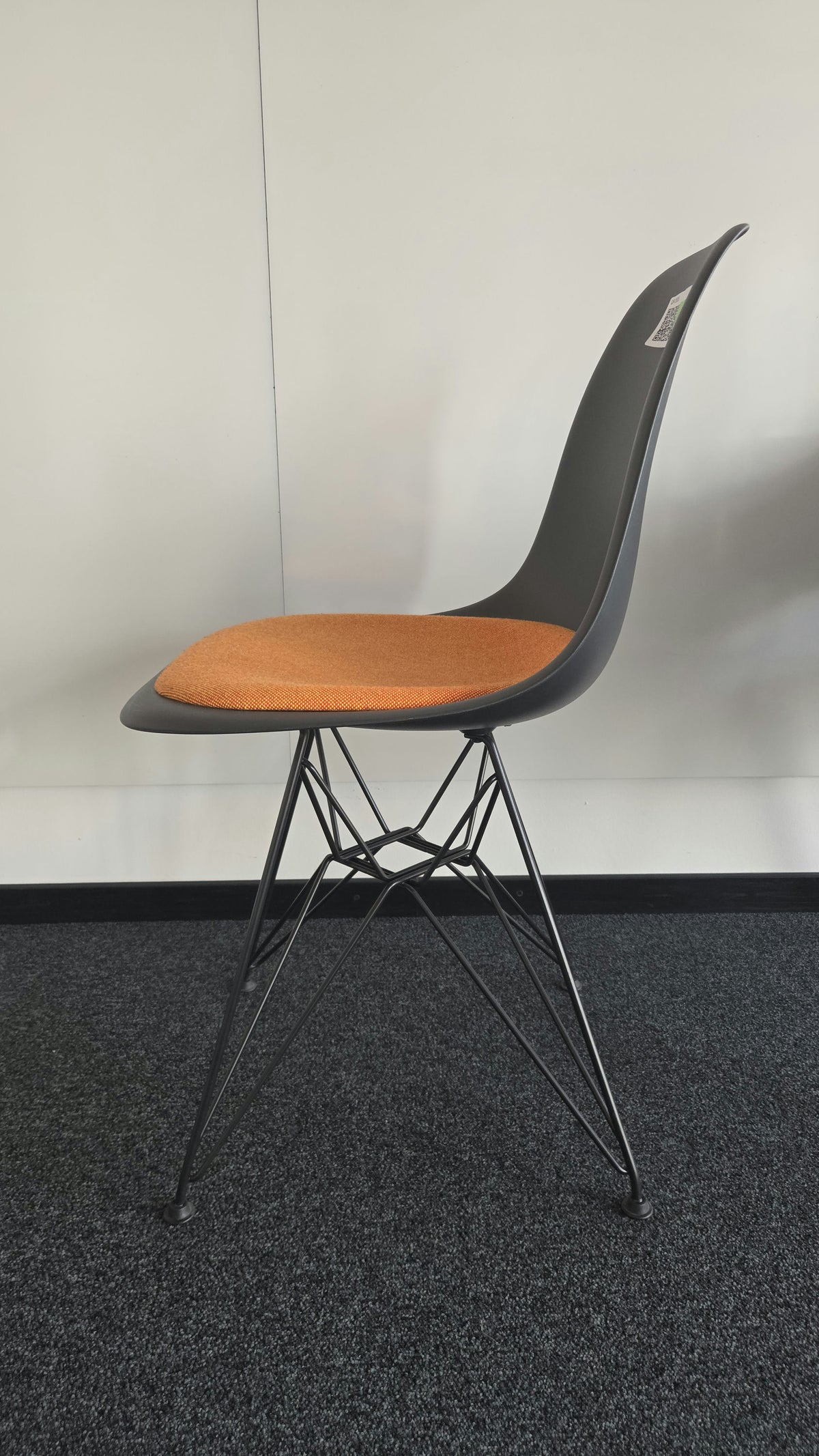 Vitra Eames Plastic Side Chair DSR, Schwarz mit Sitzpolster Orange