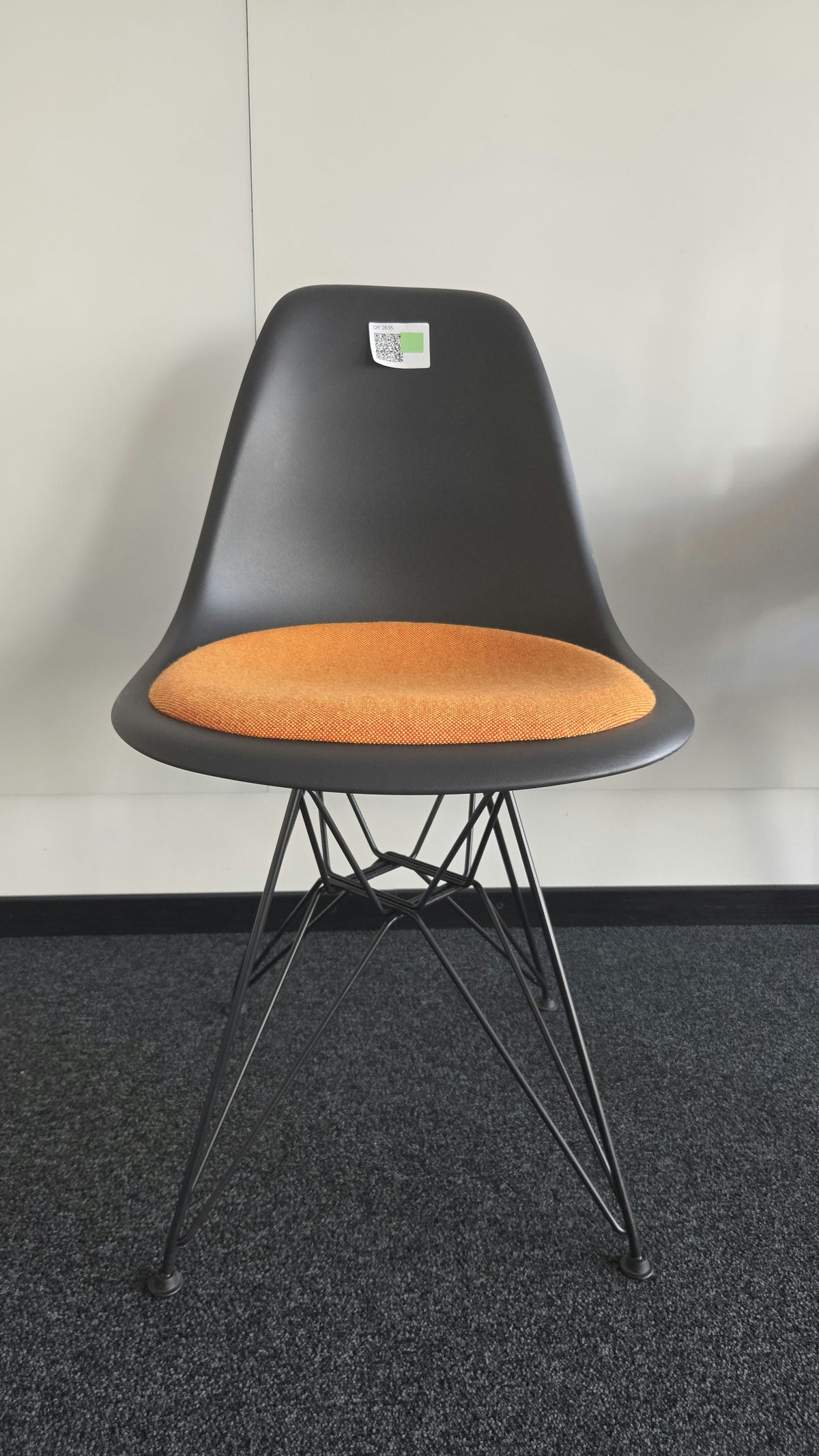Vitra Eames Plastic Side Chair DSR, Schwarz mit Sitzpolster Orange