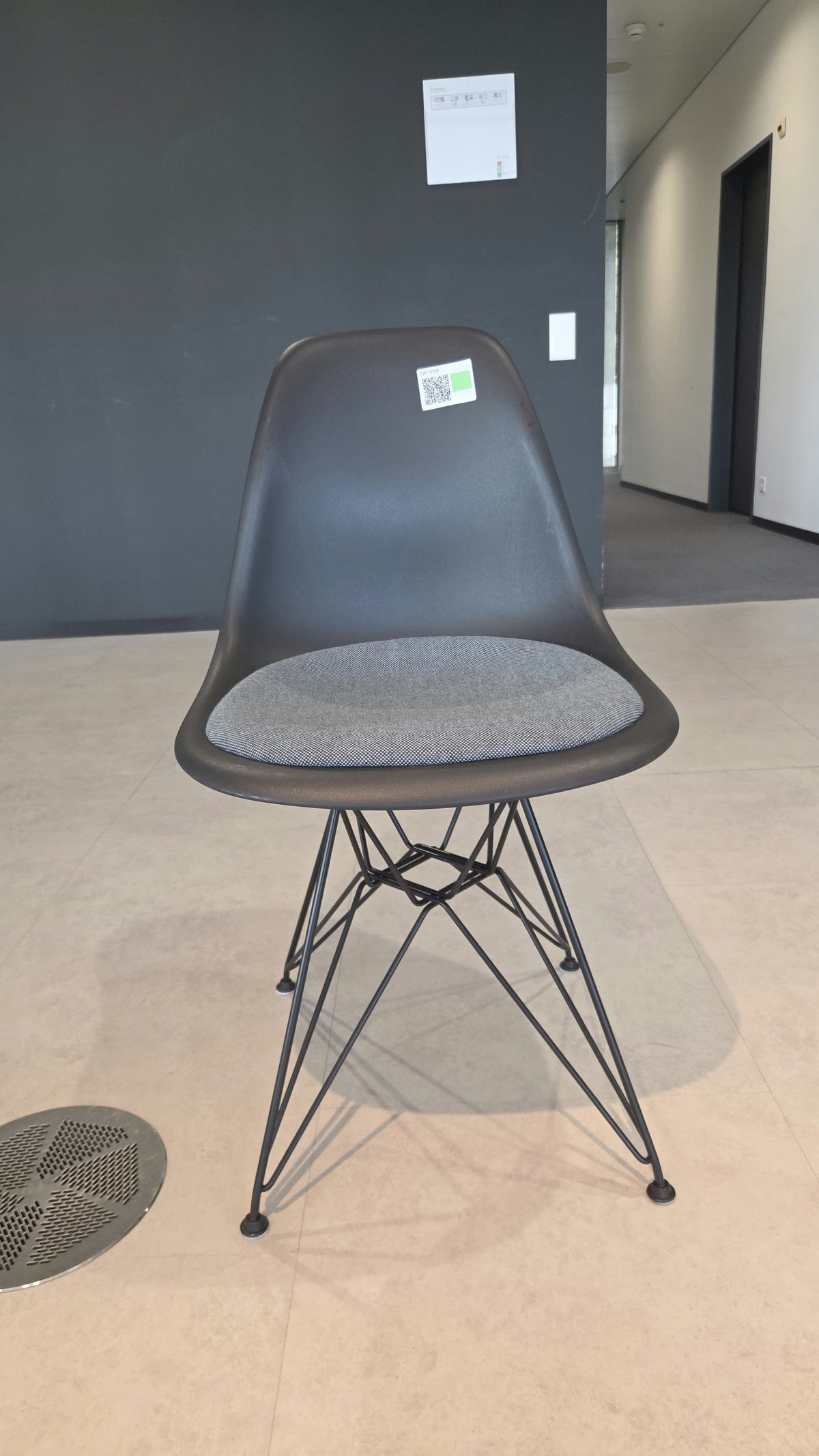 Vitra Eames DSR Stuhl, Schwarz/Graublau – leicht gebraucht