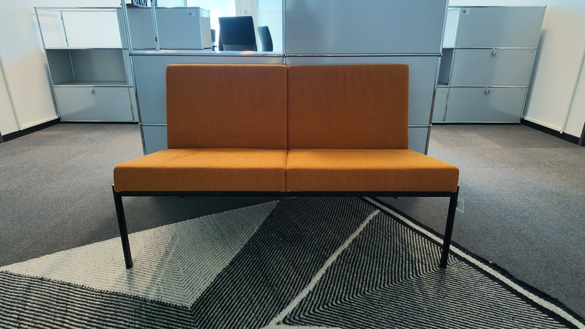 Artek Kiki Sofa 2-Sitzer, Orange, Gestell Schwarz