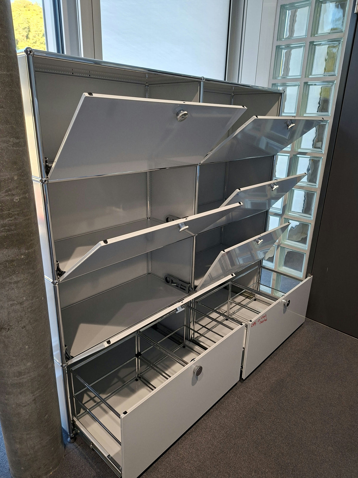 USM Haller Regal 2x4, Lichtgrau, 6 Klapptüren, 2 Ausziehtüren – offen