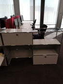 USM Haller Regal 2x3, Lichtgrau, 1 Klapptüre, 1 Ausziehtüre – geschlossen